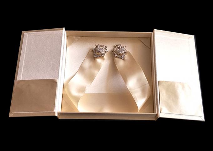 Χρυσό διαμορφωμένο βιβλίο κιβώτιο συσκευασίας γαμήλιων δώρων με τον περιβαλλοντικό ODM κορδελλών