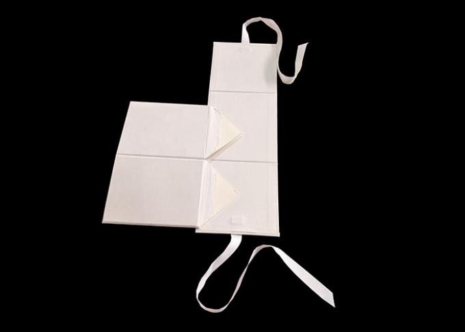 Άσπρο τετραγωνικό επίπεδο χαρτοκιβωτίων που διπλώνει τα κιβώτια με την κορδέλλα ανοικτή/την περάτωση