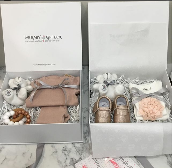Μεταλλινών άσπρη τυπωμένη συσκευασία δώρων μωρών κιβωτίων δώρων εγγράφου λογότυπων άκαμπτη με την περάτωση κορδελλών