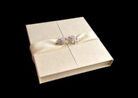 Χρυσό διαμορφωμένο βιβλίο κιβώτιο συσκευασίας γαμήλιων δώρων με τον περιβαλλοντικό ODM κορδελλών προμηθευτής