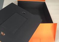Πορτοκαλί κορυφή κιβωτίων χαρτονιού διαμορφωμένη βιβλίο που τυπώνεται με το μαύρο χώρισμα προμηθευτής