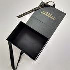 Διακοσμητικό σχέδιο που διπλώνει τη μαύρη μορφή βιβλίων κιβωτίων δώρων με την όμορφη κορδέλλα προμηθευτής
