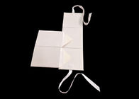 Άσπρο τετραγωνικό επίπεδο χαρτοκιβωτίων που διπλώνει τα κιβώτια με την κορδέλλα ανοικτή/την περάτωση προμηθευτής