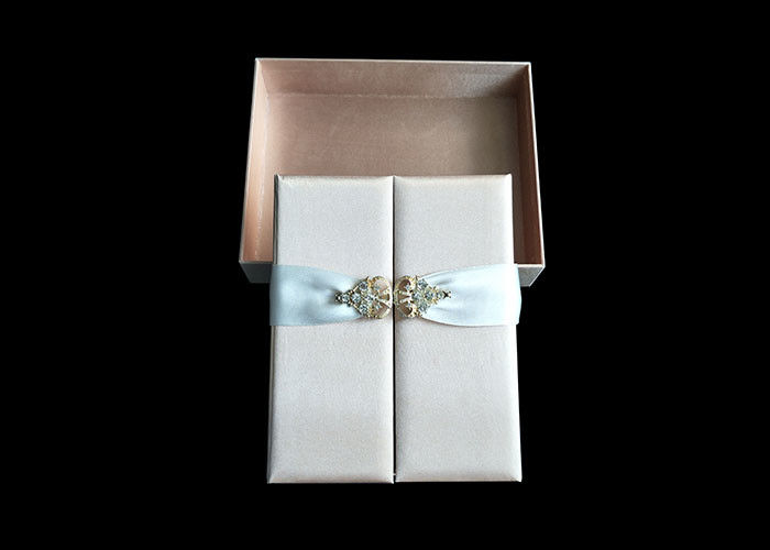 Διαμορφωμένο βιβλίο κιβώτιο φορεμάτων γαμήλιας εύνοιας, μαγνητική περάτωση κορδελλών κιβωτίων κτυπήματος τοπ προμηθευτής