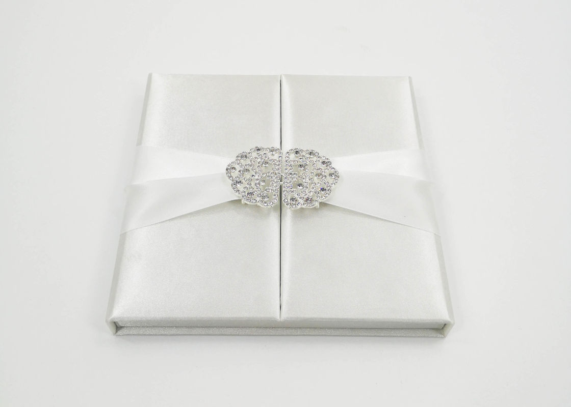 Κομψή άσπρη μεταξιού γαμήλια πρόσκληση κιβωτίων δώρων χαρτονιού παρούσα με το τόξο/την πόρπη προμηθευτής