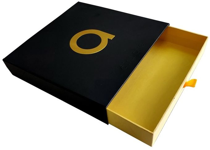 Μαύρο αποτυπωμένο σε ανάγλυφο χρυσός λογότυπο φύλλων αλουμινίου κιβωτίων δώρων συρταριών εγγράφου γλιστρώντας για τον ιματισμό