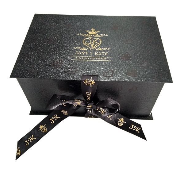 Διακοσμητικό σχέδιο που διπλώνει τη μαύρη μορφή βιβλίων κιβωτίων δώρων με την όμορφη κορδέλλα