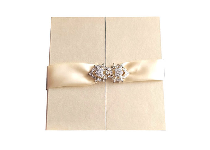 Διακοσμητικά πλαίσια 2 δώρων γαμήλιας πρόσκλησης ανοικτό σχέδιο συνήθειας πλευρών με την κορδέλλα