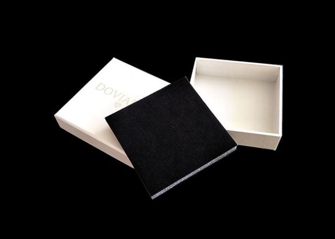 Άσπρα διακοσμητικά, παρόντα κιβώτια κιβωτίων δώρων χαρτονιού με το ένθετο δίσκων καπακιών