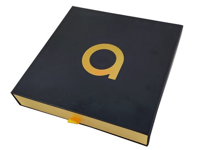 Μαύρο αποτυπωμένο σε ανάγλυφο χρυσός λογότυπο φύλλων αλουμινίου κιβωτίων δώρων συρταριών εγγράφου γλιστρώντας για τον ιματισμό